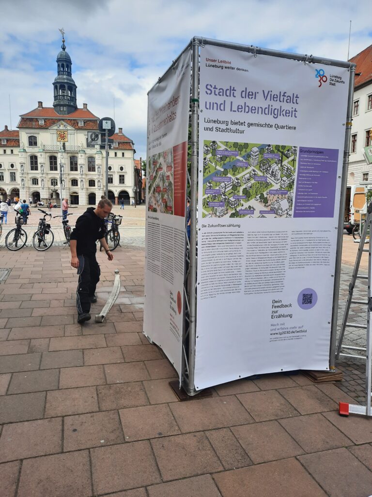 Birger Torp baute am Dienstag mit seinem Kollegen den ersten von zwei Info-Towern mit Zukunftserzählungen An den Brodbänken auf. Foto: Zukunftsstadt.